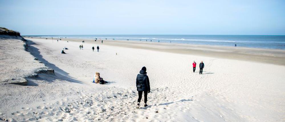 Winterliche Spaziergänger am Strandabschnitt der Weißen Düne. 