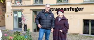 Sozialarbeiter Samyr Bouallagui und Marola Lebeck, die dem „Strassenfeger“ ihr Haus in der Oderberger Straße 12 übergab.