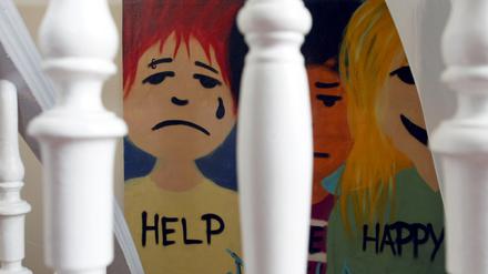 ARCHIV - Ein gemaltes Bild mit dem Schriftzug "Help" im Gebäude des Kindernotdienstes in Berlin (Foto vom 14.04.2008). Der Kindernotdienst ist rund um die Uhr erreichbar und leistet in Krisensituationen "Erste Hilfe" für alle Berliner Bezirke. Außerdem stellt er kurzfristige Unterbringungsmöglichkeiten für Kinder und Jugendliche zur Verfügung und vermittelt weitergehende Hilfen. Foto: Soeren Stache dpa/lbn (zu dpa:"Jugendliche nutzen häufiger Notdienste" vom 10.04.2012) +++ dpa-Bildfunk +++
