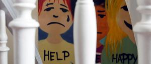 ARCHIV - Ein gemaltes Bild mit dem Schriftzug "Help" im Gebäude des Kindernotdienstes in Berlin (Foto vom 14.04.2008). Der Kindernotdienst ist rund um die Uhr erreichbar und leistet in Krisensituationen "Erste Hilfe" für alle Berliner Bezirke. Außerdem stellt er kurzfristige Unterbringungsmöglichkeiten für Kinder und Jugendliche zur Verfügung und vermittelt weitergehende Hilfen. Foto: Soeren Stache dpa/lbn (zu dpa:"Jugendliche nutzen häufiger Notdienste" vom 10.04.2012) +++ dpa-Bildfunk +++