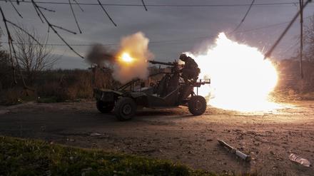 Ukrainische Soldaten schießen auf russische Stellungen in der Nähe von Cherson (Symbolfoto).