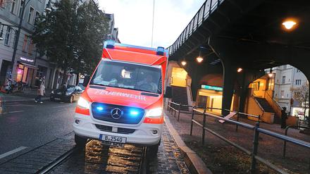 Die Feuerwehr mit Blaulicht auf einem Weg zum Einsatz.