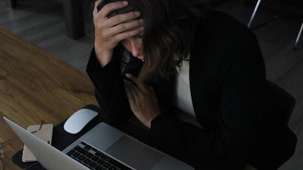 Langanhaltender Stress etwa auf der Arbeit kann dem Herzen, ähnlich wie körperliche Faktoren, schaden.