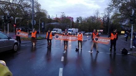 Klimaaktivisten auf der Straße.