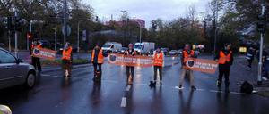 Klimaaktivisten auf der Straße.