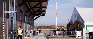 Mitarbeiter der Security stehen vor einem Unterkunftszelt für Geflüchtete im Ukraine-Ankunftszentrum Tegel.