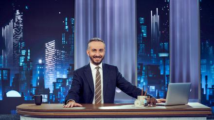 ZDF-Moderator Jan Böhmermann am Schreibtisch des „ZDF Magazins Royale“.