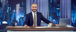 ZDF-Moderator Jan Böhmermann am Schreibtisch des „ZDF Magazins Royale“.