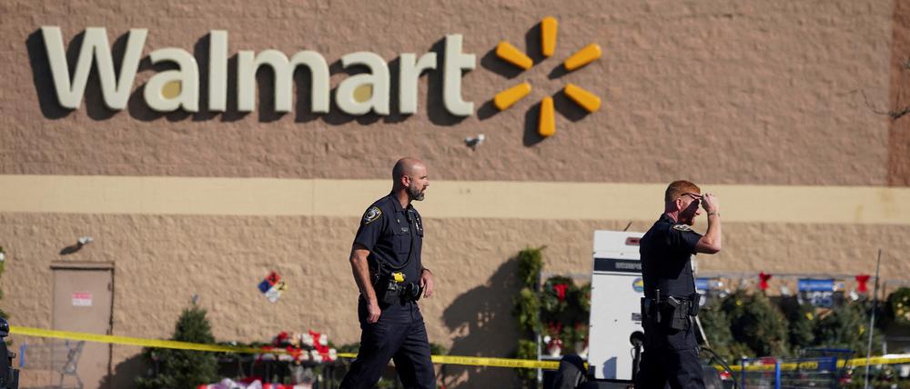 FILE PHOTO: Police walk through the parking lot after a mass shooting at a Walmart in Chesapeake, Virginia, U.S. November 23, 2022. REUTERS/Jay Paul/File Photo