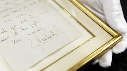 Das Stuttgarter Auktionshaus Eppli versteigert neben weiteren Objekten zum Thema «Britisches Königshaus» einen handgeschriebenen zweiseitigen Brief der kürzlich gestorbenen Königin Elisabeth II. (1926-2022) aus dem Jahr 1966 an eine passionierte Reiterin.
