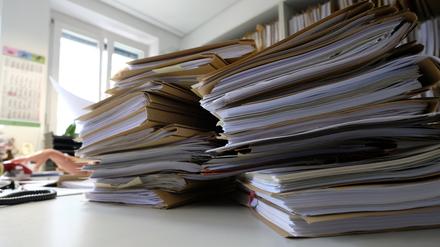 Akten liegen auf einem Tisch. (Archivbild)