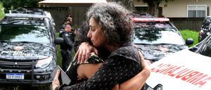 Angehörige von Schülern am 25. November 2022 in Aracruz vor dem Eingang der staatlichen Schule Primo Bitti, einer von zwei Schulen, in denen ein bewaffneter Mann das Feuer eröffnet hatte. 