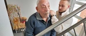 Der schwer behinderte Orazio Giamblanco und sein Physiotherapeut Tim Lange bei einer gymnastischen Übung im Treppenhaus bei Orazios Wohnung.