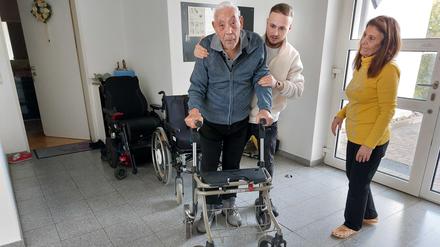 Orazio Giamblanco Ende November mit seinem jungen Physiotherapeut Tim Lange und Orazios Lebenspartnerin Angelica Stavropolou.