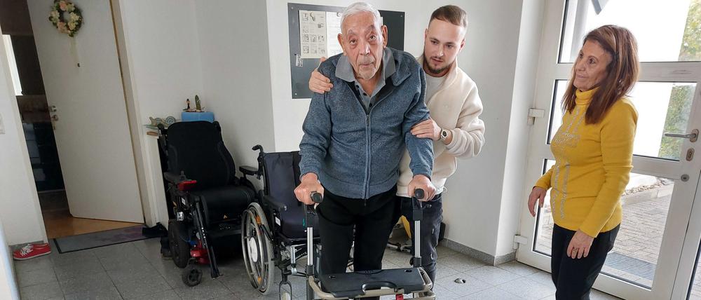 Orazio Giamblanco Ende November mit seinem jungen Physiotherapeut Tim Lange und Orazios Lebenspartnerin Angelica Stavropolou.