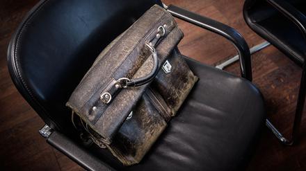 Olaf Scholz (60, SPD) und seine Aktentasche aus schwarzem Leder: Der heutige Vizekanzler gönnte sich das gute Stück zu seiner Anwalts-Zulassung. Da war er 27 Jahre alt. Inzwischen trägt auch seine Tasche die Spuren von drei Jahrzehnten Sozialdemokratie. Immer darin: das Parteibuch des Finanzministers.