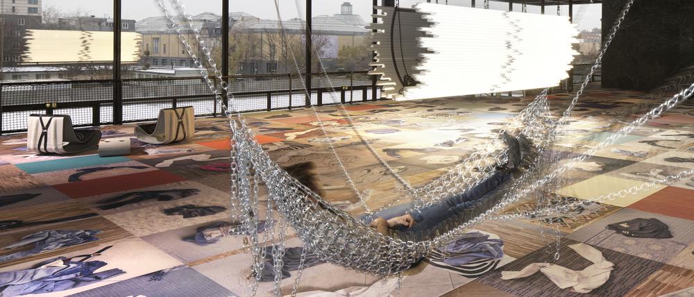 Perspektivwechsel. Monica Bonvicini baute einen „Upper Floor“ in den Mies van der Rohe-Bau als Podest ein.