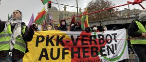 EIn Banner in der Demonstration in Berlin-Kreuzberg.