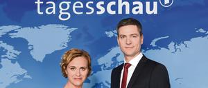 Nicht wundern, nur freuen. In dieser Projektion moderieren Caren Miosga (links) und Ingo Zamperoni nicht mehr die „Tagesthemen“ um 22 Uhr 15, sondern die „Tagesschau“ um 20 Uhr. 