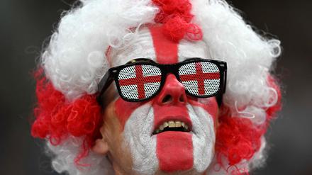 Ein englischer Fan verfolgt das zweite Gruppenspiel gegen die USA.