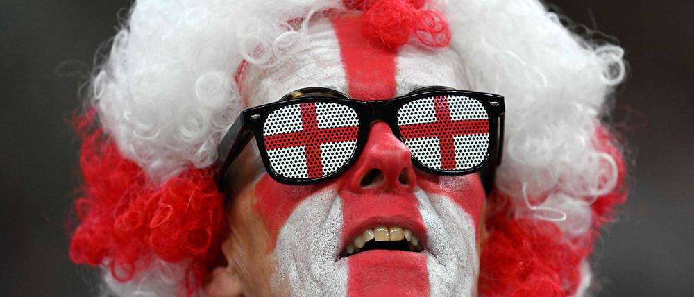 Ein englischer Fan verfolgt das zweite Gruppenspiel gegen die USA.