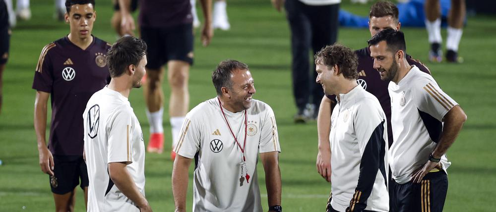 Stress vor dem Finale? Hansi Flick (Mitte) freut sich eher auf das Spiel gegen Spanien.