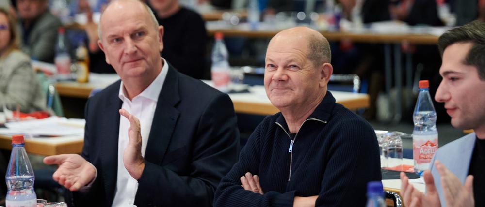 Unterstützung von oben. Dietmar Woidke (l., SPD) dankte Bundeskanzler Olaf Scholz auf dem Parteitag in Cottbus für die großen Entlastungen für Menschen mit geringen und mittleren Einkommen.