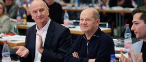 Unterstützung von oben. Dietmar Woidke (l., SPD) dankte Bundeskanzler Olaf Scholz auf dem Parteitag in Cottbus für die großen Entlastungen für Menschen mit geringen und mittleren Einkommen.