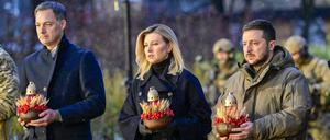 Der ukrainischer Präsident Prime Wolodymyr Selenskyj (r.), seine Frau Olena Selenska und der belgische Premierminister Alexander De gedenken den Toten der Hungersnot Holodomor.