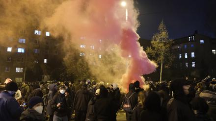 Teilnehmer einer linken Demonstration in Leipzig blockieren die Route einer rechten Demonstration und haben einen Nebeltopf gezündet.