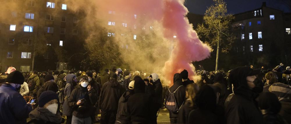 Teilnehmer einer linken Demonstration in Leipzig blockieren die Route einer rechten Demonstration und haben einen Nebeltopf gezündet.