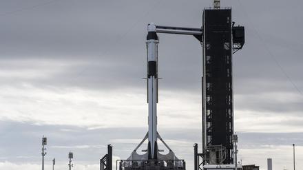 Eine SpaceX Falcon 9-Rakete mit dem Raumfrachter «Dragon» an der Spitze wird im Nasa Kennedy Space Center aufgerichtet.