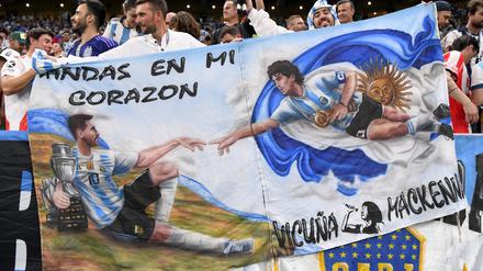 Maradona spielt bei Argentinien immer mit - und soll Messi die Hand Gottes weitergeben.