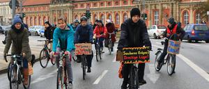 Die Fahrraddemo gegen Klimawandel führte vom Lustgarten in der Potsdamer Mitte zum Heizkraftwerk in Potsdam.