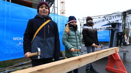 Jonas, Sarah und Henry beim Richtfest vom Quartier Block III der Potsdamer Wohnungs-Genossenschaft Karl Marx in der Potsdamer Mitte am Alten Markt in Potsdam.