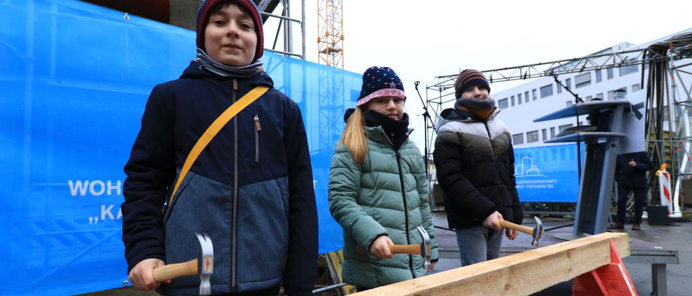 Jonas, Sarah und Henry beim Richtfest vom Quartier Block III der Potsdamer Wohnungs-Genossenschaft Karl Marx in der Potsdamer Mitte am Alten Markt in Potsdam.