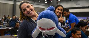 Panamas Delegierte Shirley Binder jubelt, nachdem auf dem CITES-Gipfeltreffen am 17. November 2022 in Panama weitere Haiarten geschützt wurden.