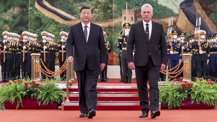 Xi Jinping (Präsident von China) und Miguel Diaz-Canel Bermudez (Präsident von Kuba) am 25.11.2022 bei einer Begrüßungszeremonie in der Großen Halle des Volkes in China. 