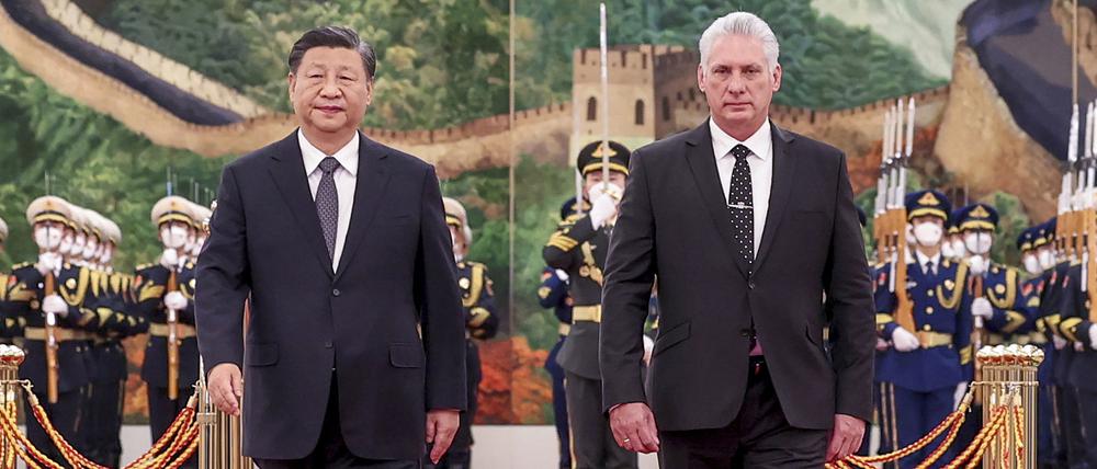 Xi Jinping (Präsident von China) und Miguel Diaz-Canel Bermudez (Präsident von Kuba) am 25.11.2022 bei einer Begrüßungszeremonie in der Großen Halle des Volkes in China.