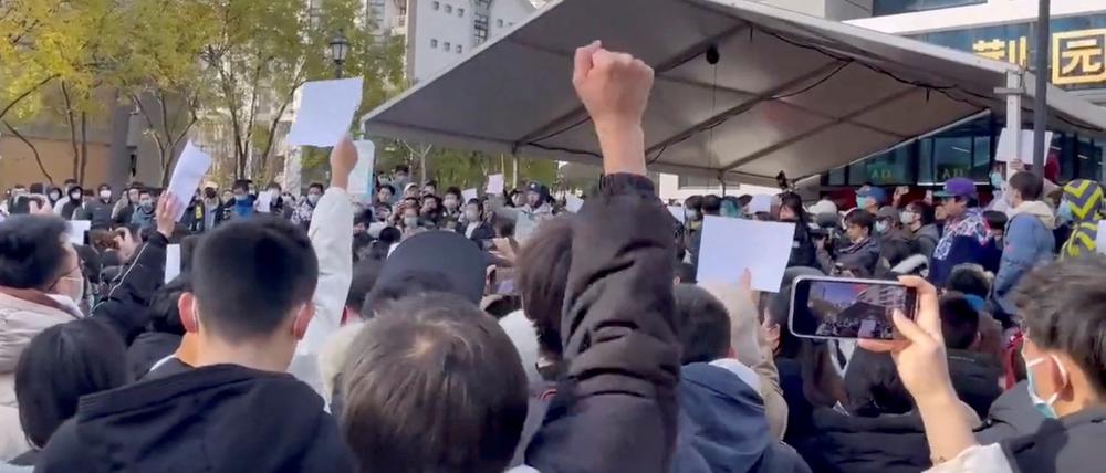 Studenten protestieren am 27. November 2022 an der Tsinghua-Universität in Peking (China) gegen die COVID-19-Beschränkungen.