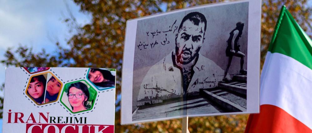 Menschen in Istanbul halten bei Protesten am 26. November 2022 Plakate mit Porträts des iranischen Rappers Toomadsch Salehi in die Höhe.
