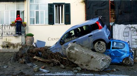 Ein Retter überprüft am 27. November 2022 ein beschädigtes Haus in Casamicciola, nachdem schwere Regenfälle einen Erdrutsch auf der Insel Ischia, Süditalien, ausgelöst hatten.