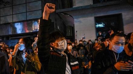 Menschen protestieren in Shanghai gegen Chinas Null-Covid-Politik am 27. November 2022.