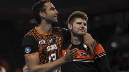 Benjamin Patch (l.) hat zu vielen ehemaligen Teamkollegen wie Ruben Schott einen engen Draht.