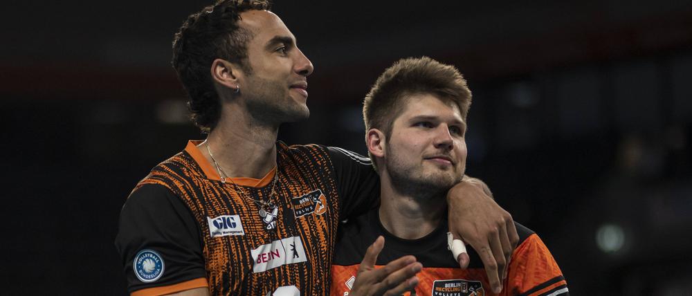 Benjamin Patch (l.) hat zu vielen ehemaligen Teamkollegen wie Ruben Schott einen engen Draht.