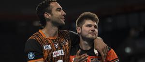 Benjamin Patch (l.) hat zu vielen ehemaligen Teamkollegen wie Ruben Schott einen engen Draht.