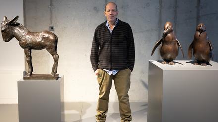 Hermann Noack in der Berliner Bildgießerei zwischen den Kunstwerken „Esel von Seelow“ von Renée Sintenis und „Pinguine“ von August Gaul.