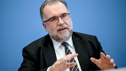 Siegfried Russwurm spricht bei einer Pressekonferenz. 