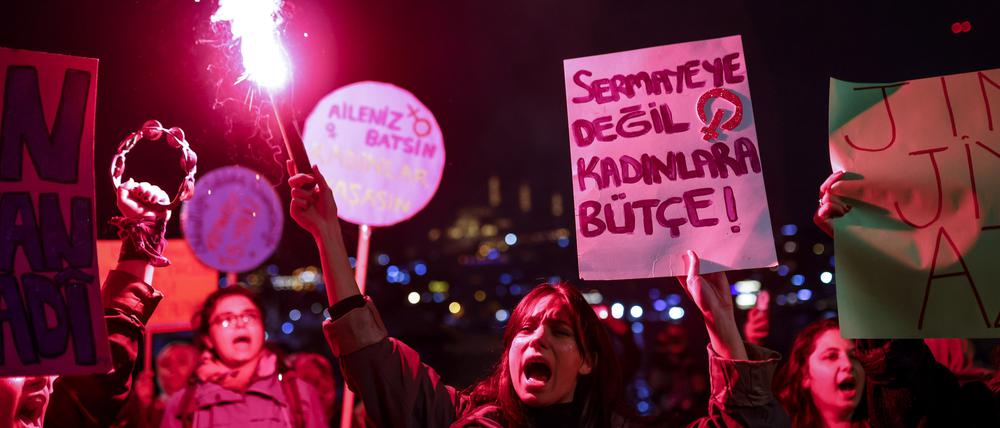 Frauen nehmen an einer Kundgebung anlässlich des Internationalen Tags zur Beseitigung von Gewalt gegen Frauen teil.