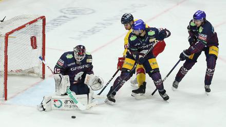 Sowohl die Eisbären als auch die Düsseldorfer EG haben derzeit Mühe, dem Gegner ihr Spiel aufzudrücken.